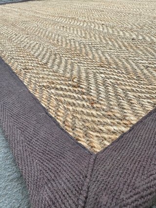 ALFOMBRA YUTE BORDE CAFE 160X230 - laalfombreria