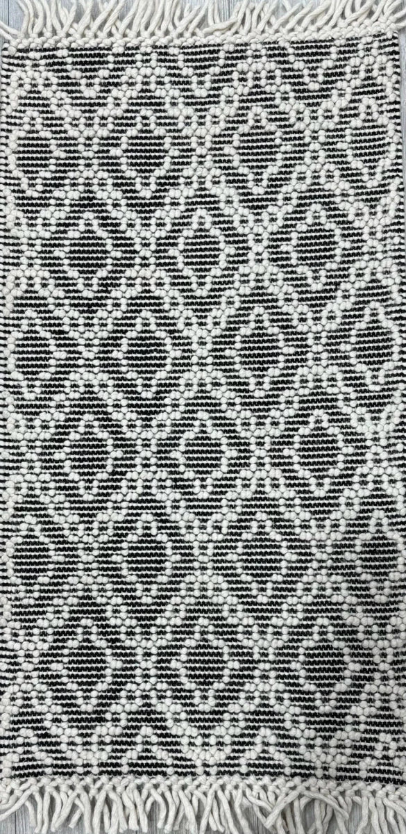BAJADA DE CAMA LANA BLANCO Y NEGRO 0.70x1.20 - laalfombreria